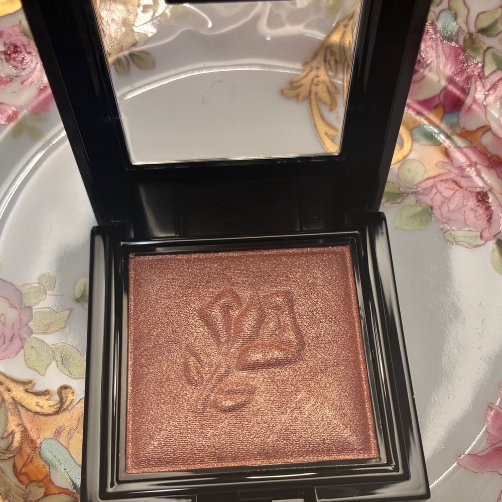 Lancome Le Monochromatic highlighter.